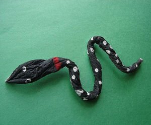 Первая поделка змеи сделана из чулка или старые